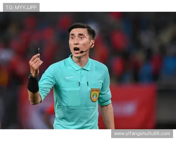 马宁世俱杯强硬执法：阻止违规换人引发教练组围堵(3)